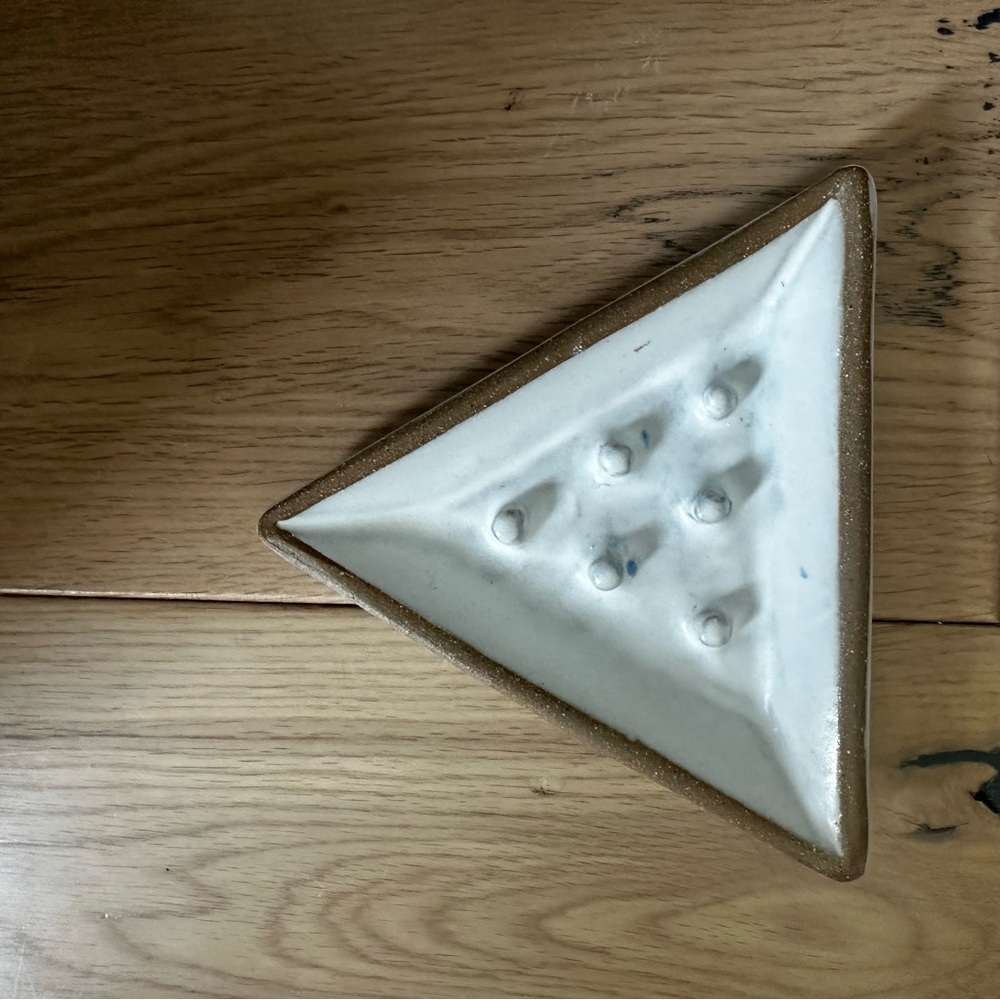 Wild Lather Ceramic Soap Dish in Eggshell Glaze - Picture 4 of 5
